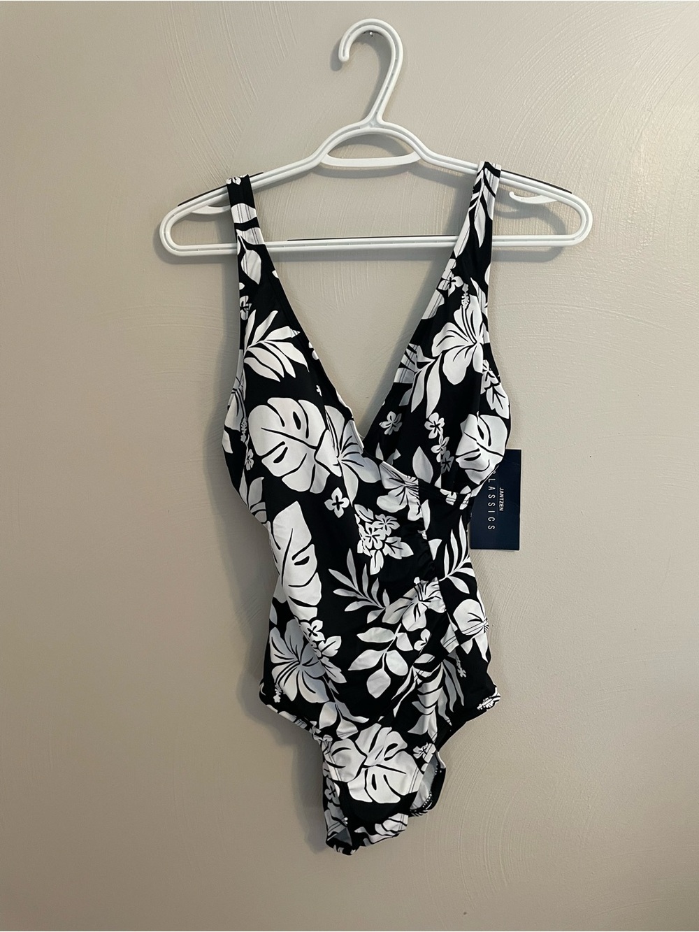 Jantzen Women’s One Piece Floral Black and White Swimsuit Size 10 NWT